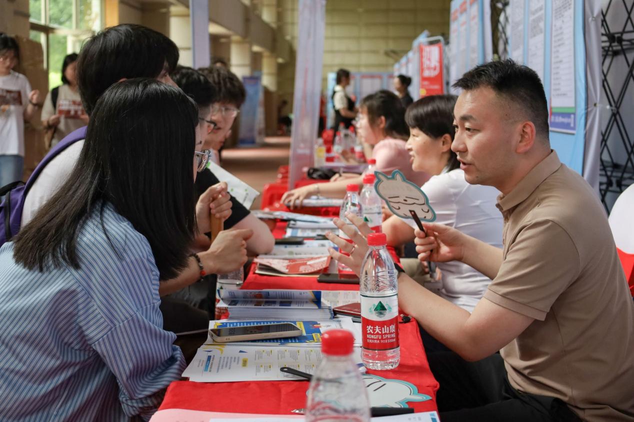 beat365英国官网网站“百日冲刺促就业”2023届毕业生夏季双选会现场。beat365英国官网网站供图